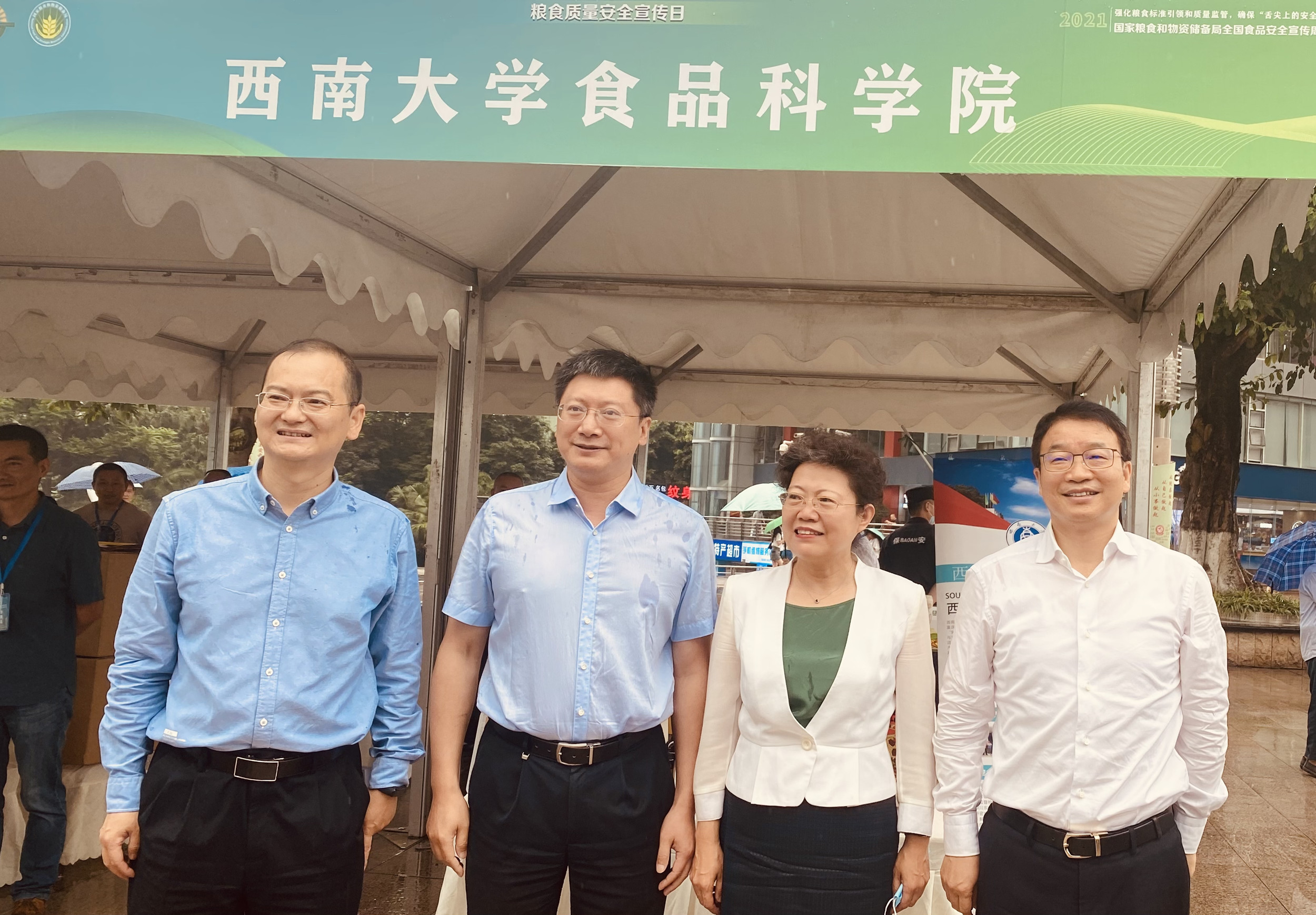 20210627重庆市副市长等人在亚洲av
展台了解情况_副本.jpg